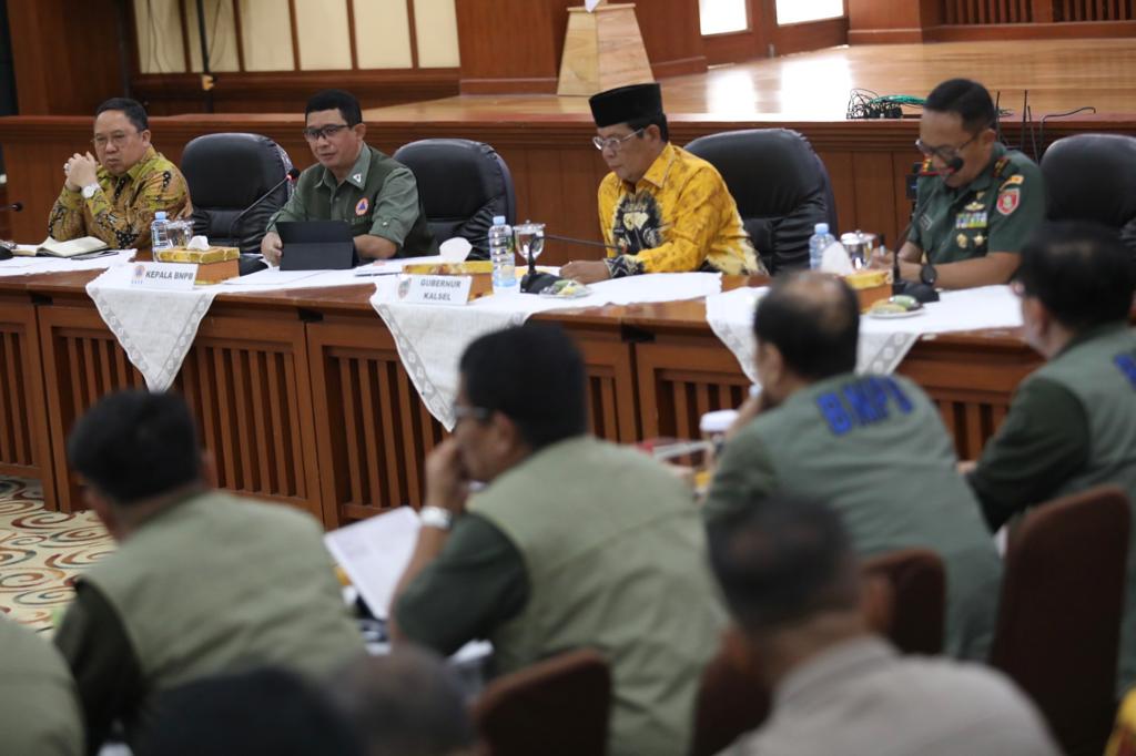 Kepala Badan Nasional Penanggulangan Bencana (BNPB) Letjen TNI Suharyanto S.Sos., M.M., memimpin Rapat Koordinasi dan Evaluasi Penanganan Karhutla di Kalimantan Selatan untuk mendukung upaya pemerintah daerah beserta seluruh jajaran forkopimda dalam mengendalikan kebakaran hutan dan lahan (karhutla) di Kalimantan Selatan pada hari Kamis (21/9).
